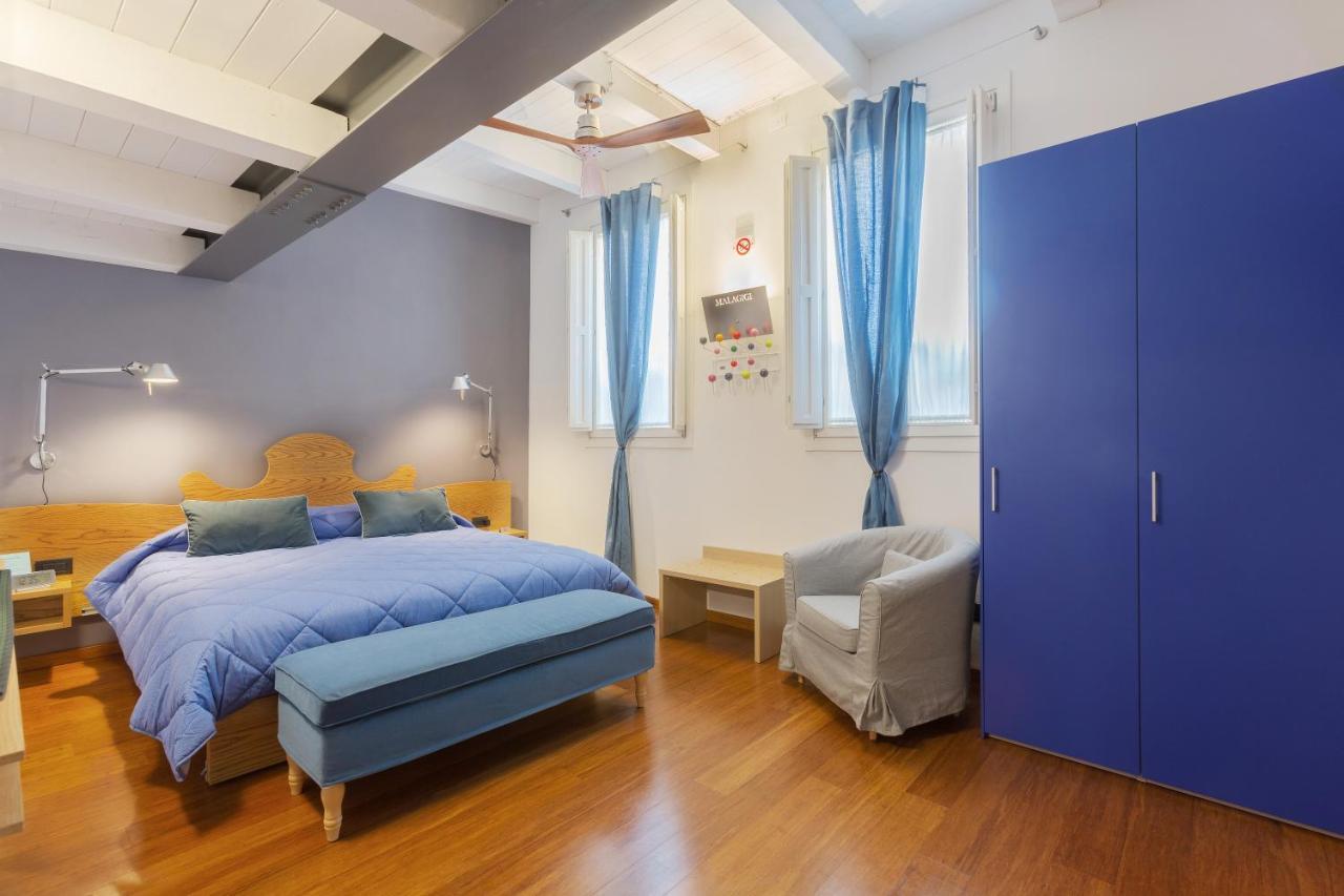 Malagigi Guest House แฟร์รารา ภายนอก รูปภาพ