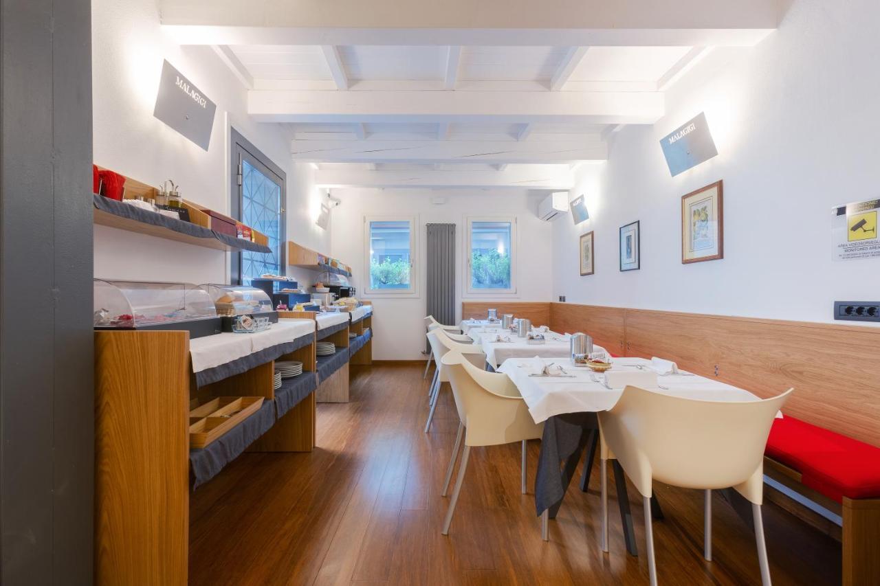 Malagigi Guest House แฟร์รารา ภายนอก รูปภาพ